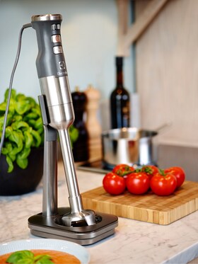 Den smarte Immersion-stick-blender pænt placeret på køkkenbordet