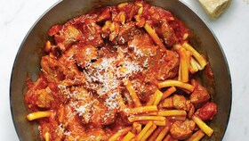 Grov grøntsagssauce over kogt pasta