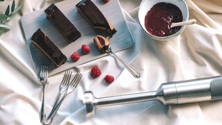 Immersion Blender til at lave en lækker chokolademusse og hindbærcoulis