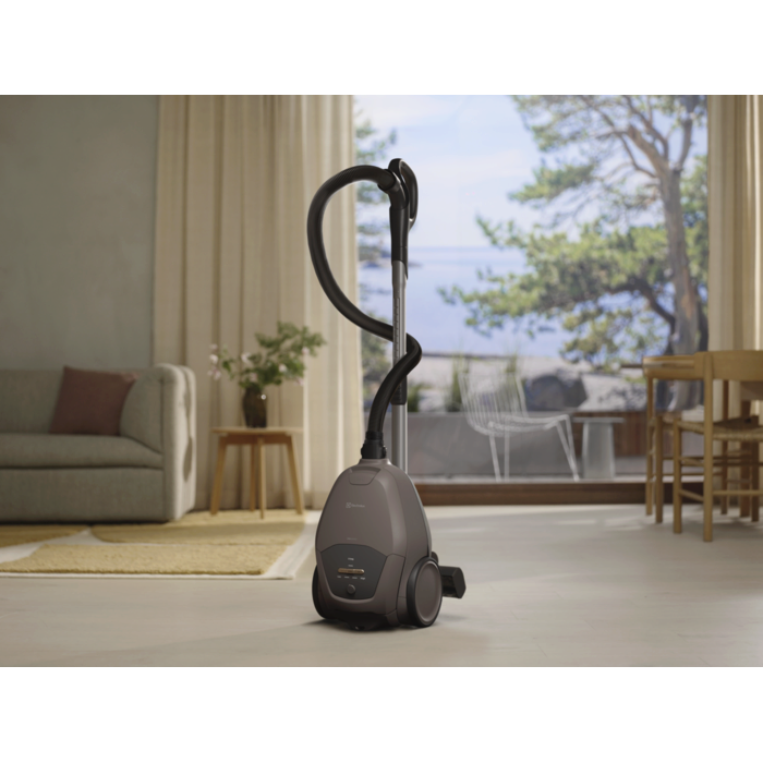 700 Silent Bagged Cleaner – silent power for everyday cleaning.