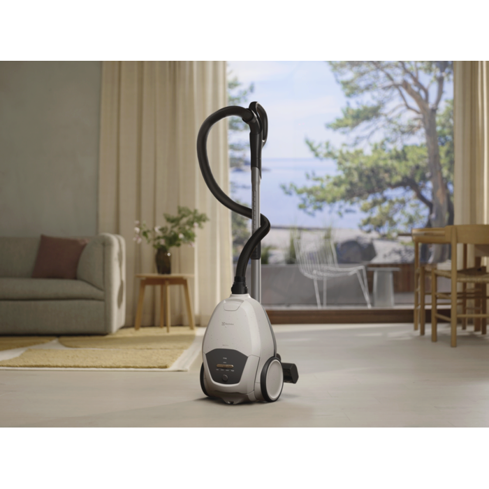 700 Silent Bagged Cleaner – silent power for everyday cleaning.