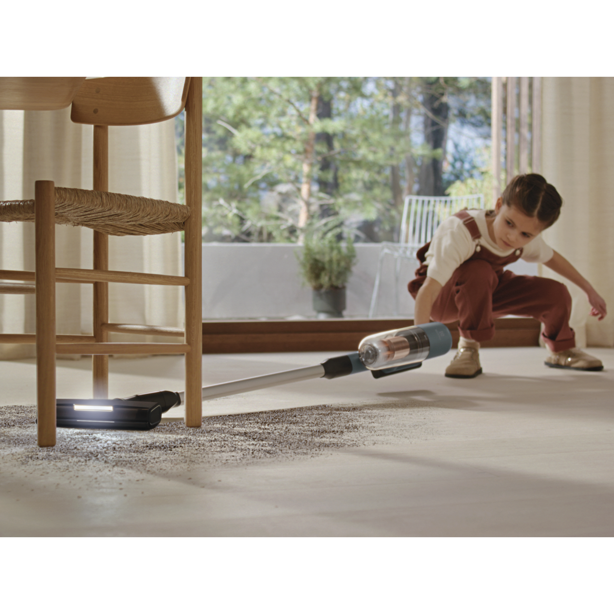 Powerful in every stroke – up to 99%* dust pick-up on hard flat floors
Disclaimer: Based on internal test on hard floors using Boost mode according to IEC 62885-4 standard. 