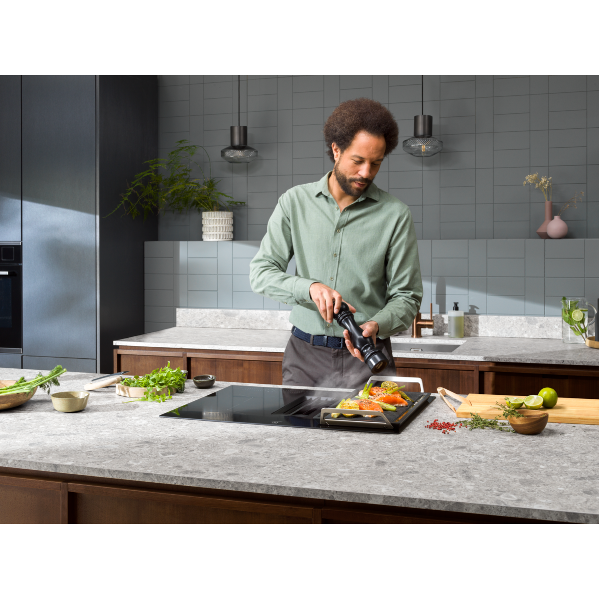 Electrolux - Induktionskogeplade m/integreret emhætte - HHOB760S