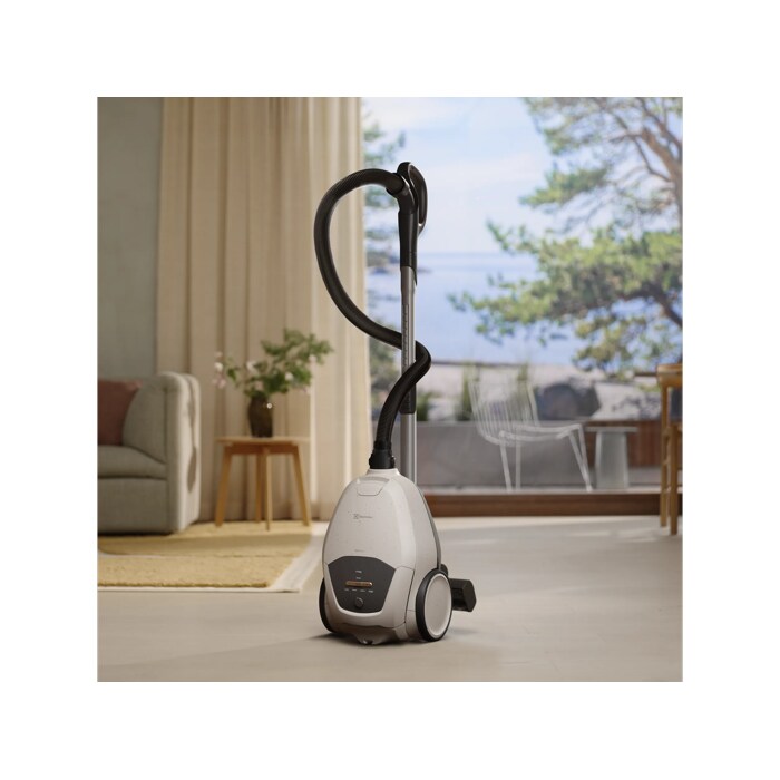 700 Silent Bagged Cleaner – silent power for everyday cleaning.