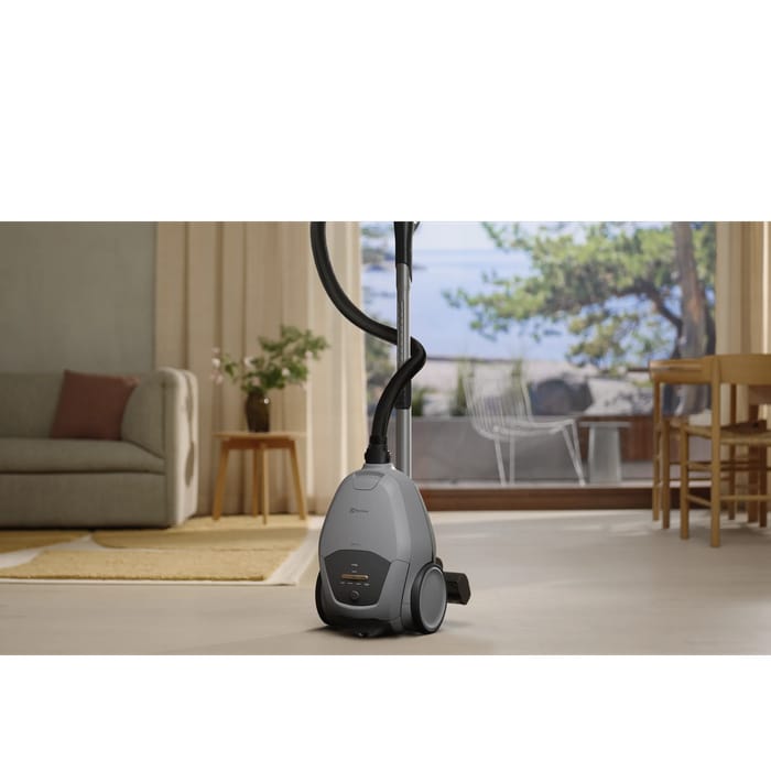 700 Silent Bagged Cleaner – silent power for everyday cleaning.