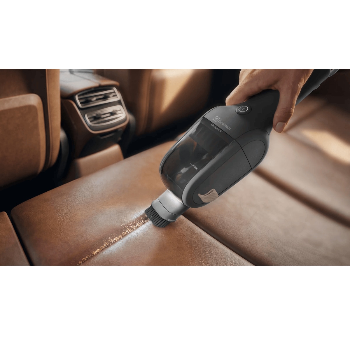 The small dusting brush gently cleans uneven or delicate surfaces, such as crevices in cars.