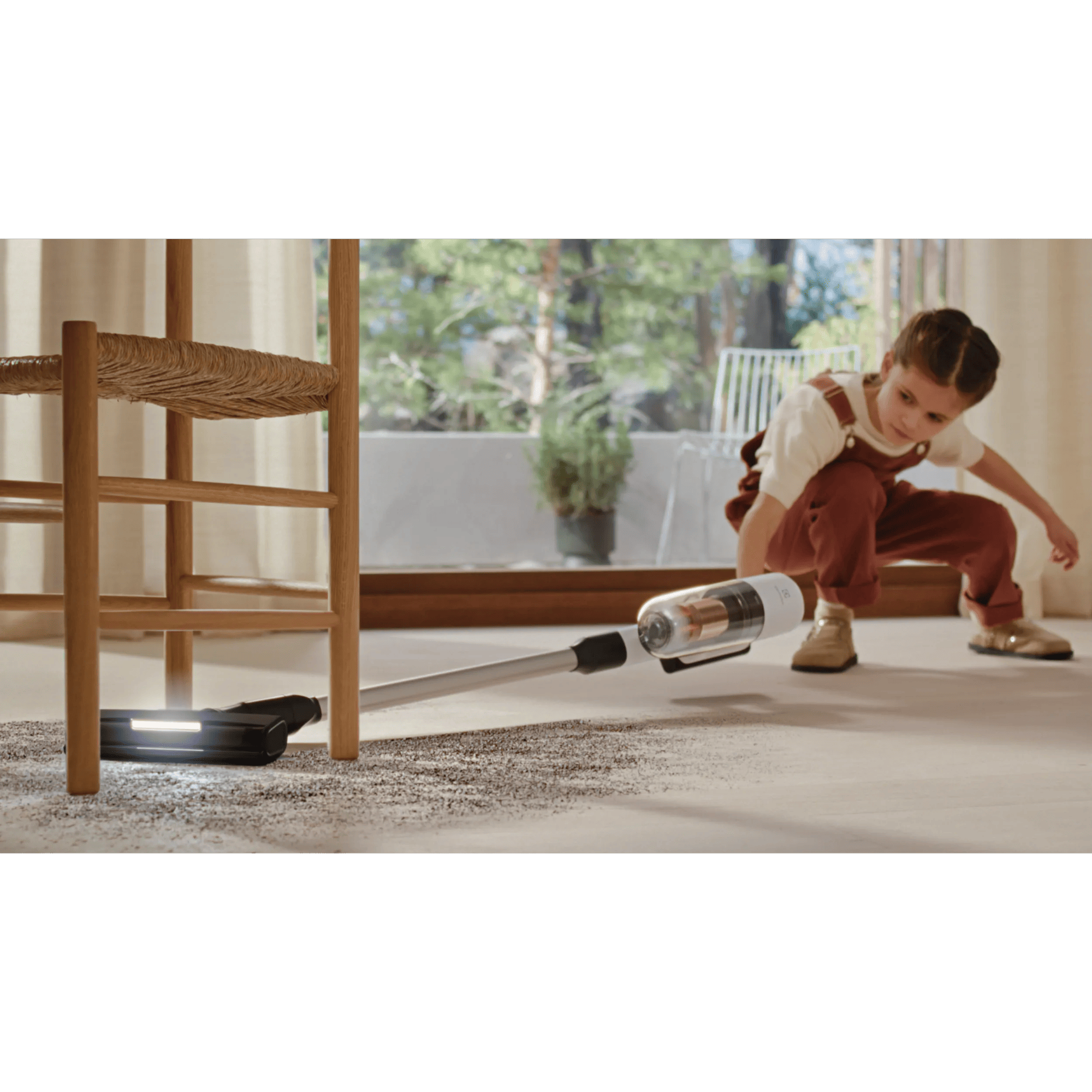 Powerful in every stroke – up to 99%* dust pick-up on hard flat floors
Disclaimer: Based on internal test on hard floors using Boost mode according to IEC 62885-4 standard. 