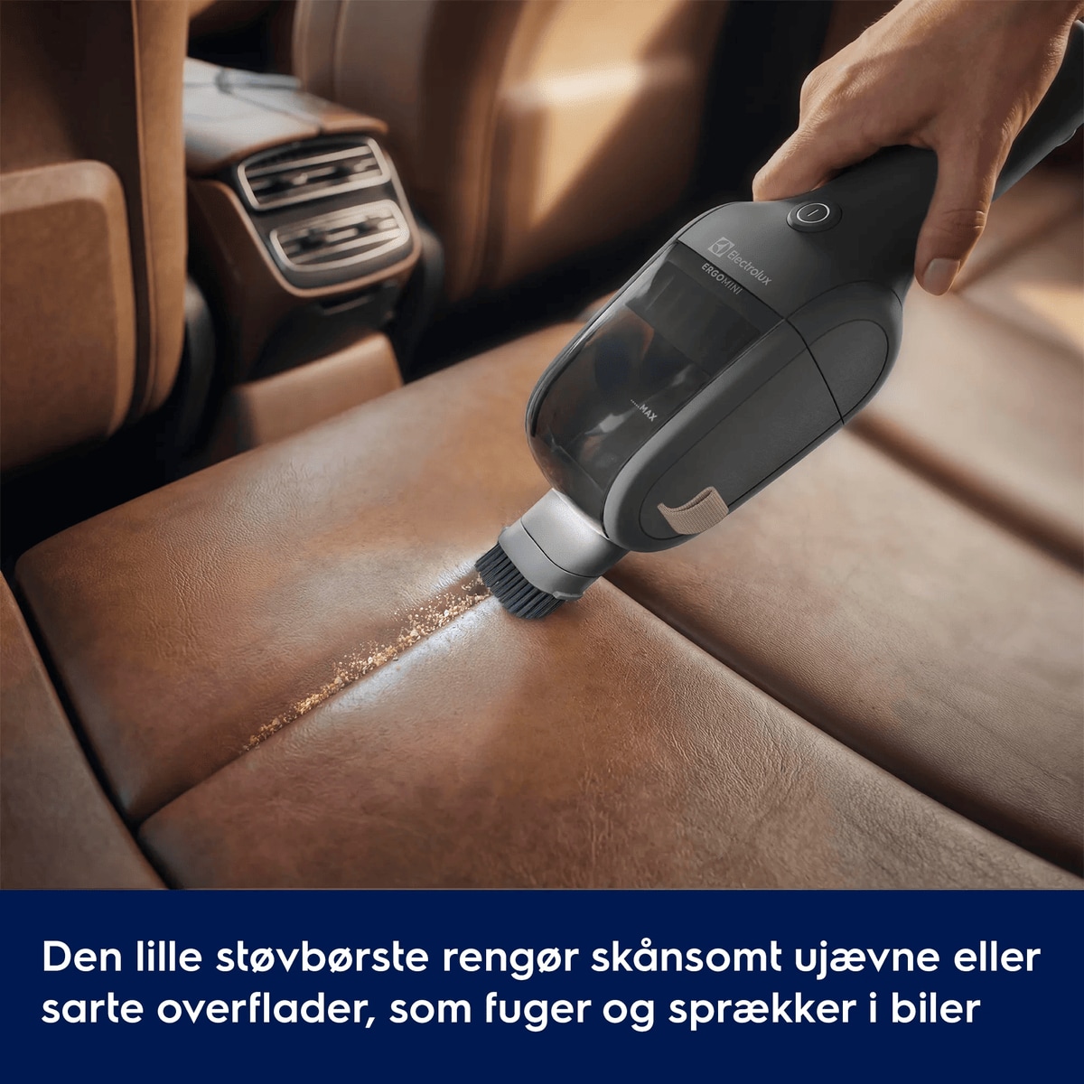 Den lille støvbørste rengør skånsomt ujævne eller sarte overflader, som fuger og revner i biler