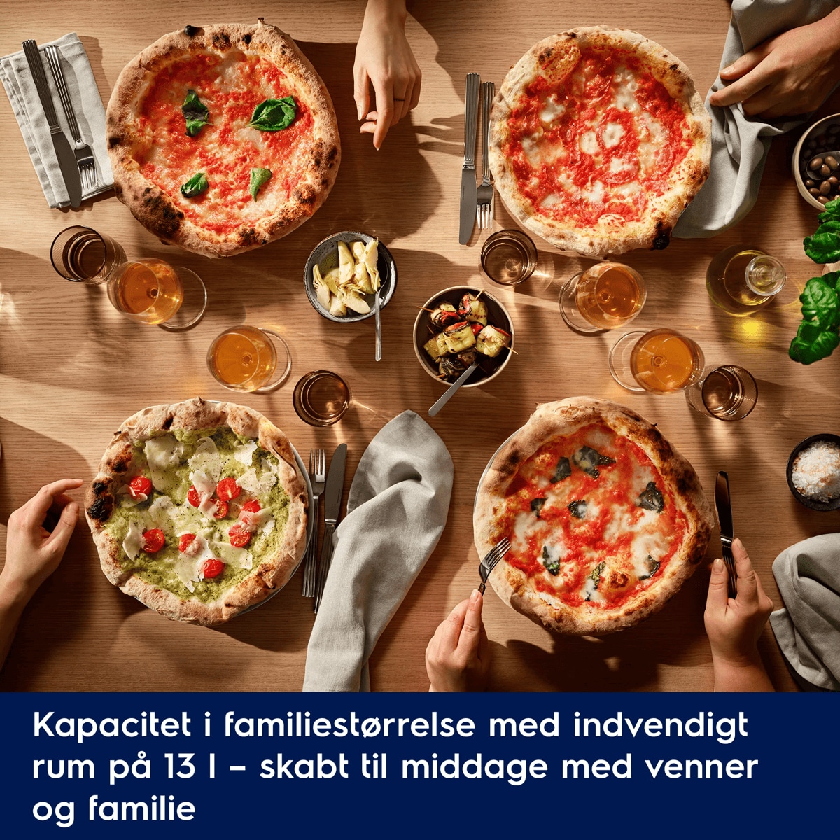 Kapacitet i familiestørrelse med indvendigt rum på 13 l – skabt til middage med venner og familie