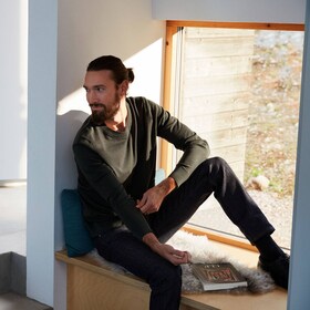 Mand sidder i et vindue