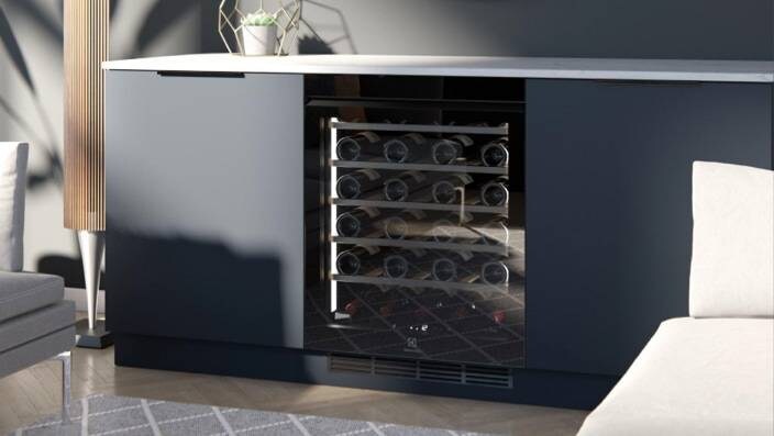 Vinkølekabet installeres under køkkenbordet