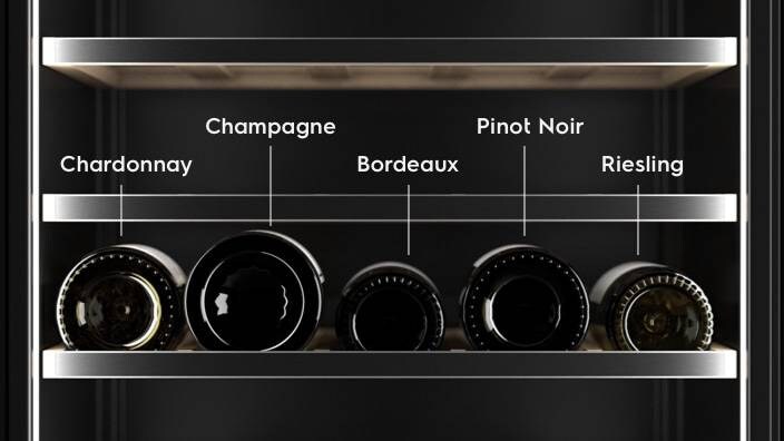 Hylder til forskellige flasker