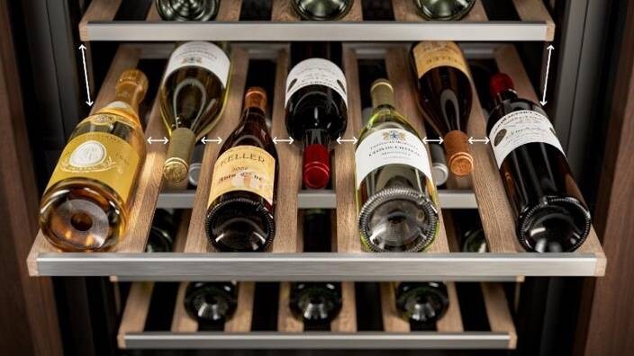 Vin på hylderne i skabet