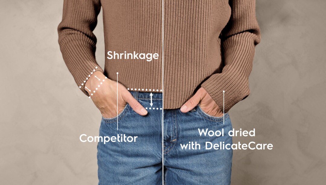 Nærbillede af en kvinde i en beige trøje og jeans.