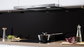 Electrolux-emhætte over kogende gryde på et induktionskomfur