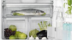 Nærbillede af Electrolux FreshPlus-fryser med mad på alle hylder