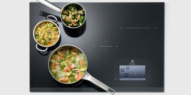 Tre paneder i FreeZone på et Electrolux Infinite Combi-induktionsokomfur