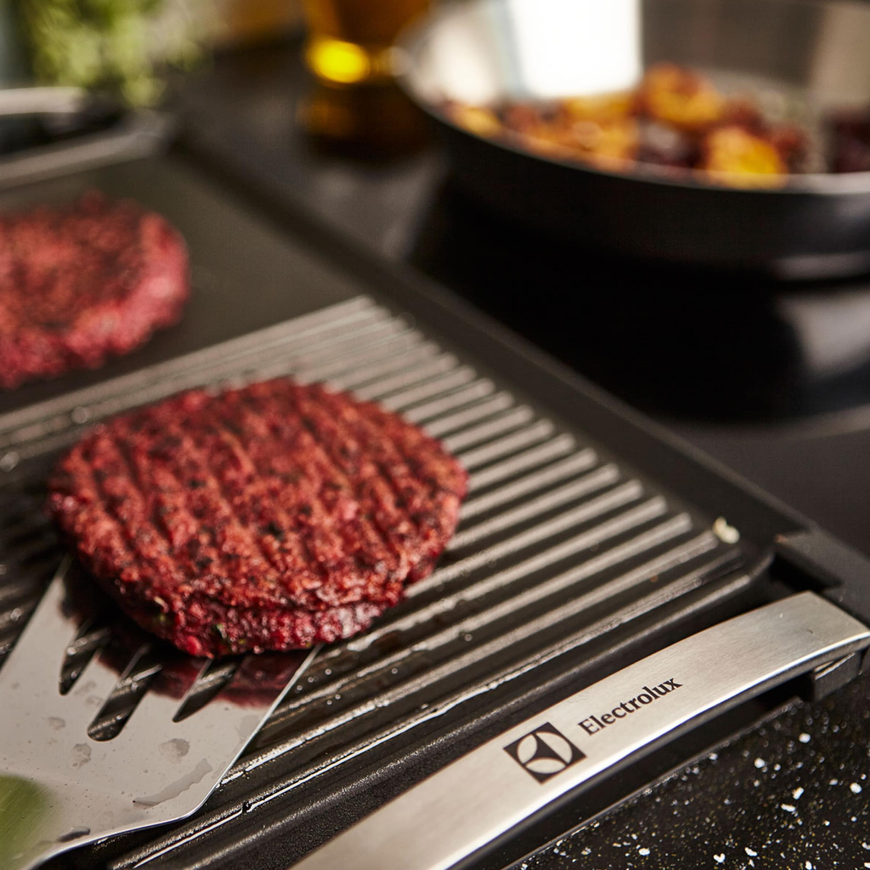 Rødbede-burger på en Electrolux-plankegril