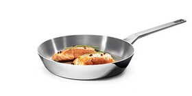 Der steges kød på en Infinite Chef Frying Pan