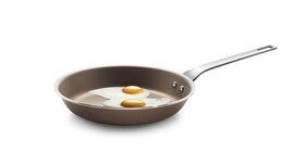 Der steges æg på non-stick stegepande