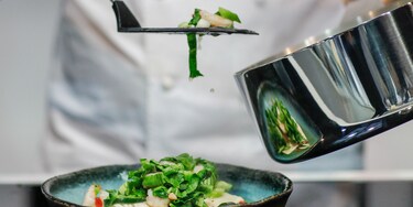 Kokken serverer en ret fra Infinite Chef-saucepanden