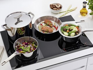 Kød og grøntsager tilberedt med Infinite Chef frying pan, conical sauté pot og chinois colander