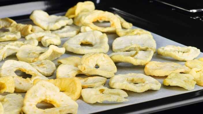 Tørrede æbleringe på ovnplade