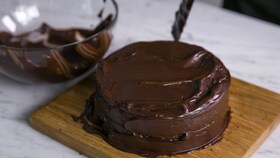 Den færdige chokoladekage dækket med silkeblød glasur