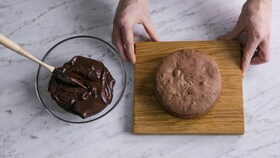 Chokoladeglasur i en røreskål
