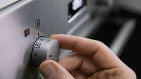 Bageren indstiller ovnen til PlusSteam, så den er klar til cremen
