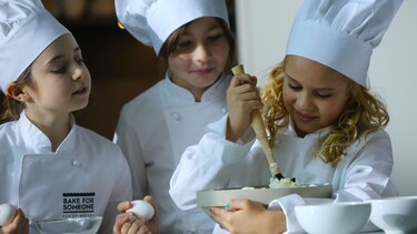Børn bager i pop-up-bageriet Electrolux Bake For Someone