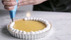 Bageren kommer den bløde marengsblanding på citronmarengstærten