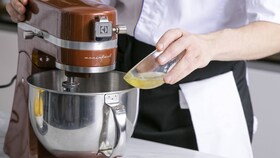 Electrolux-kok kommer langsomt ingredienserne til en marengs i