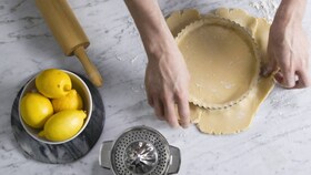 Electrolux-bageren fylder forsigtigt dej i til wienerbrød