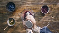 Electrolux Immersion-stavblender blander ingredienser til mandelpandekager