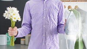 En mand i skjorte, som er delvis krøllet og strøget, for at vise fordelene ved SteamCare