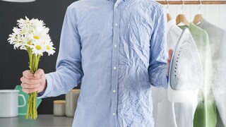 En skjorte, som er delvis strøget og krøllet, for at vise hvor effektiv dampstrygning er