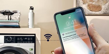 Kvinde som ser på My Electrolux App på mobilen