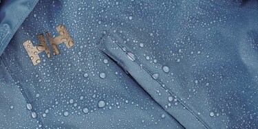 Blå Helly Hansen-jakke med regndråber