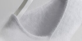 En hvid uldsweater