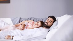 Voksen og barn sover i et køligt og roligt hjem
