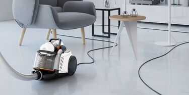 En person bruger den ekstra lange ledning til Electrolux UltraFlex AnimalCare og kan let gøre stuen ren