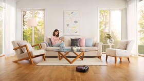 MotionSense gør rent i stuen, mens en kvinde slapper af