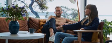 To personer i en sofa