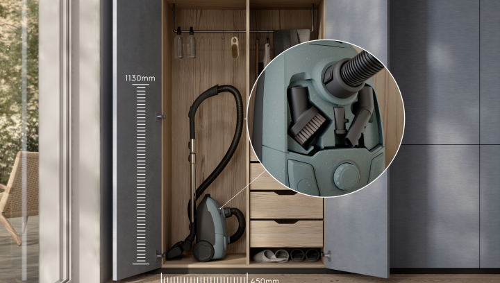 En Electrolux støvsuger i et skab samt et nærbillede af støvsugerens indbyggede opbevaringsrum.
