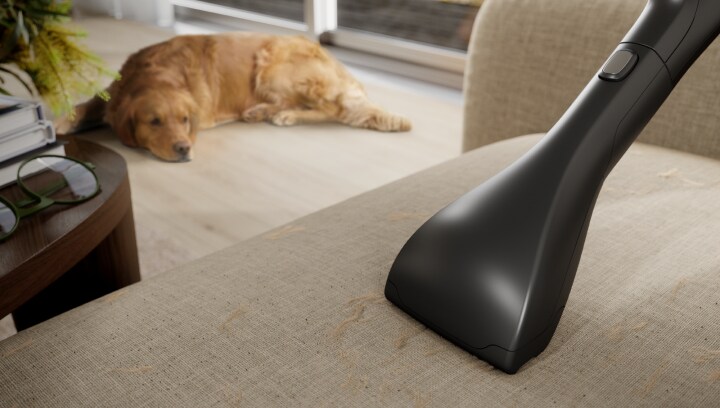 Electrolux støvsugermundstykke på sofa.