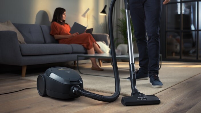 En kvinde sidder på en sofa