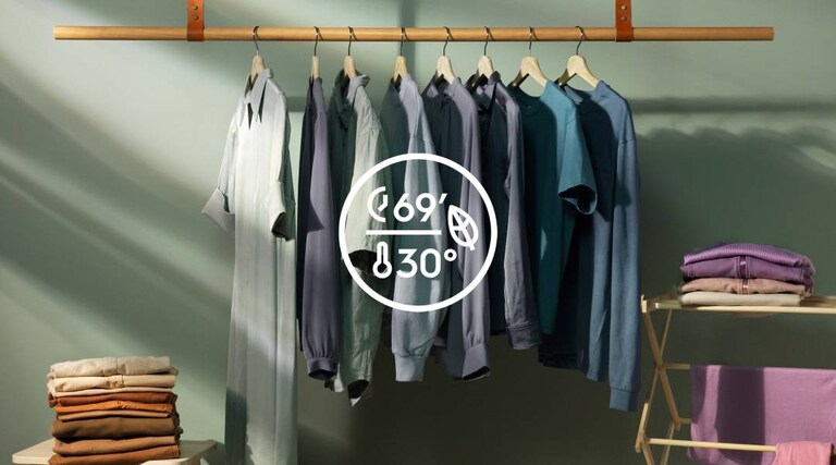 Rent tøj der hænger på et tørrestativ, vasket ved 30 grader for at spare energi