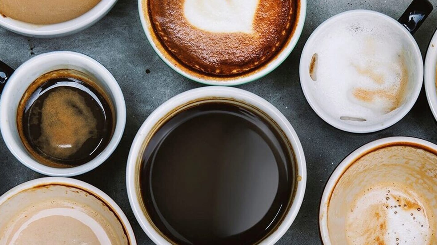Forskellige kopper med kaffe og espresso