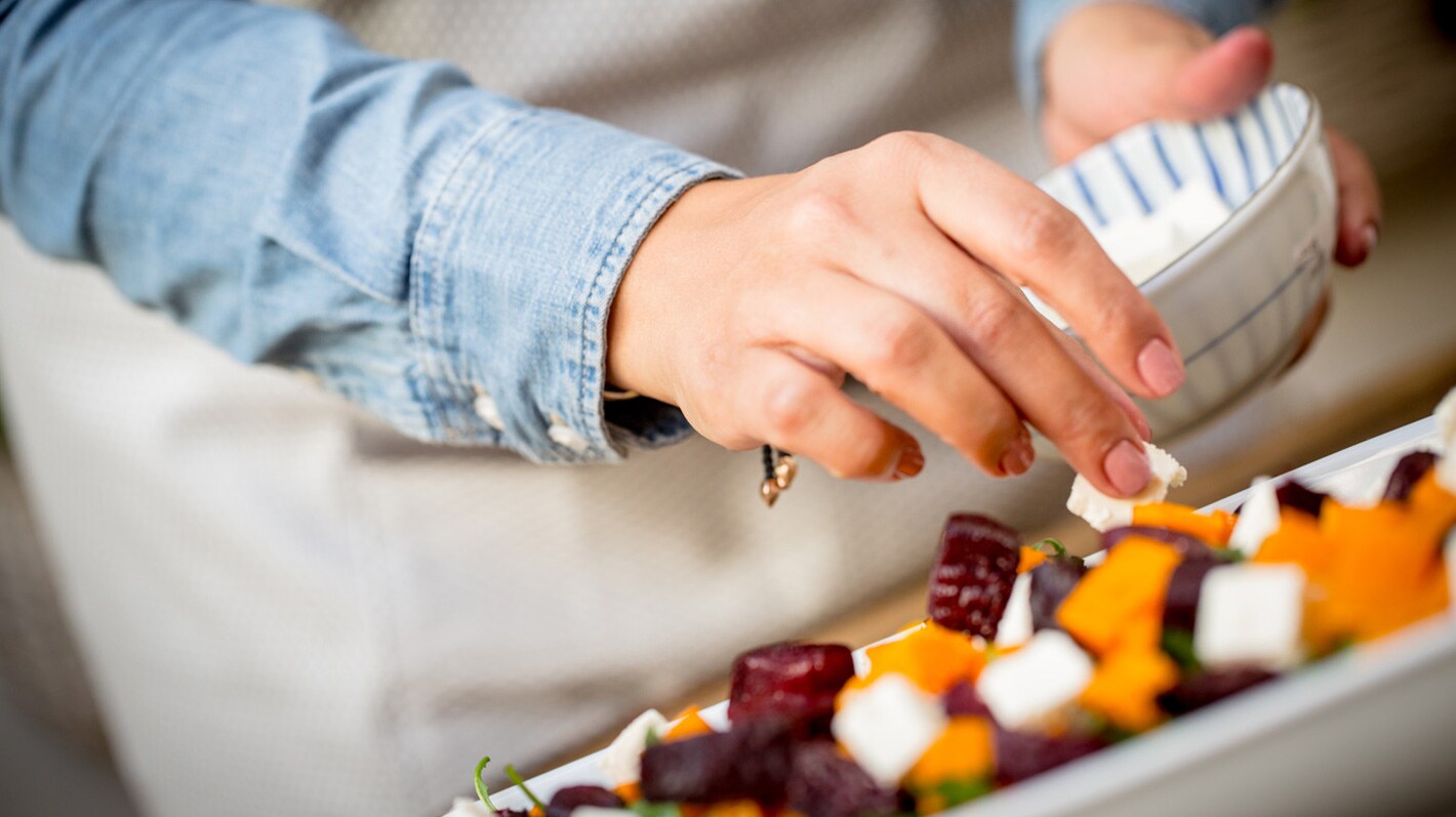Person der tilbereder en lækker salat.